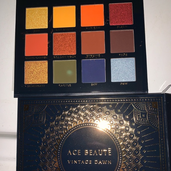 NWOT makeup - Picture 2 of 4